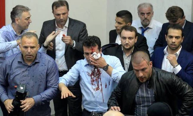 Το «κόλπο γκρόσο» του Ζάεφ για τη Συμφωνία των Πρεσπών: Έδωσε αμνηστία σε εκείνους που τον έδειραν!